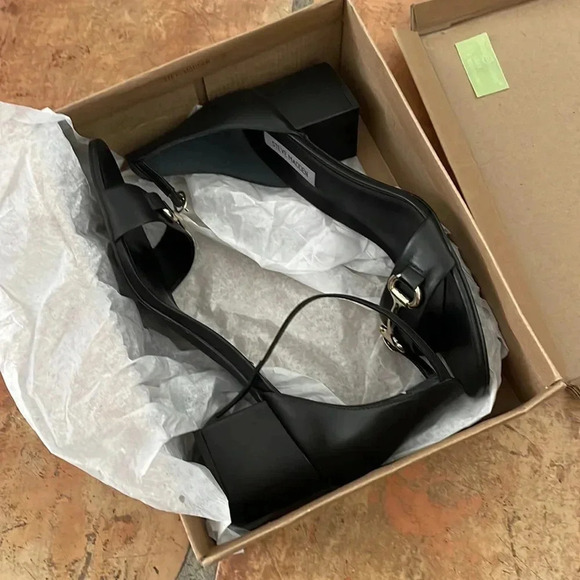 STEVE MADDEN Black Leather Size 11 Irenee Sandal with Bit Detail - Picture 3 of 13